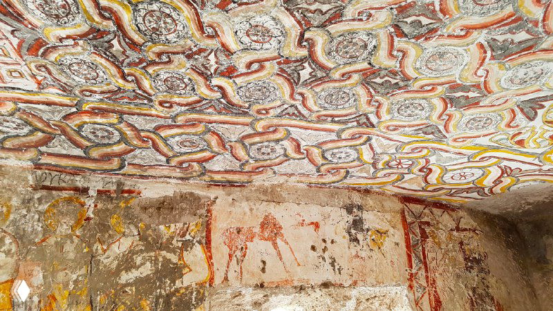 Пестрый орнаментальный узор росписи на потолке одной из пещерных церквей Кешлик — пример иконоборческого периода с геометрическими мотивами и красками.