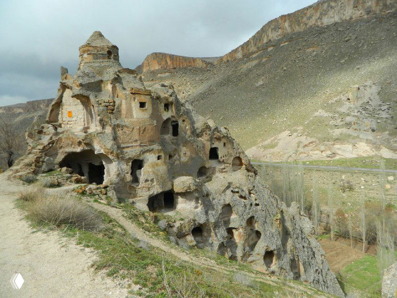 Скальные жилища и вырубленные в туфе постройки в Соганлы: комнаты и ниши, характерные для каппадокийских поселений.