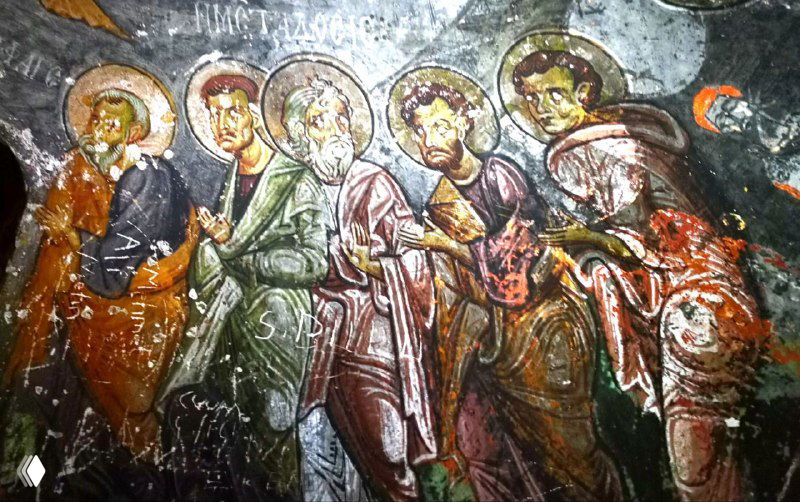 Фрески внутри церкви в Соганлы: хорошо сохранившиеся изображения святых и библейских сцен на тёмном фоне стены.
