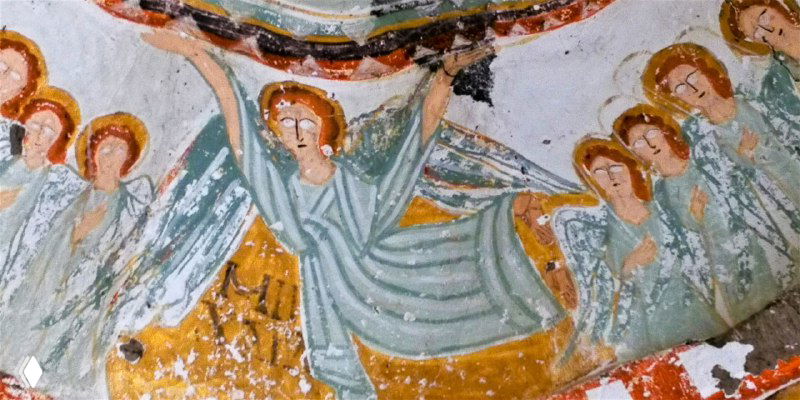 Роспись с ангелами над сценой, характерные мягкие цвета и детали византийского стиля внутри одной из часовен каньона