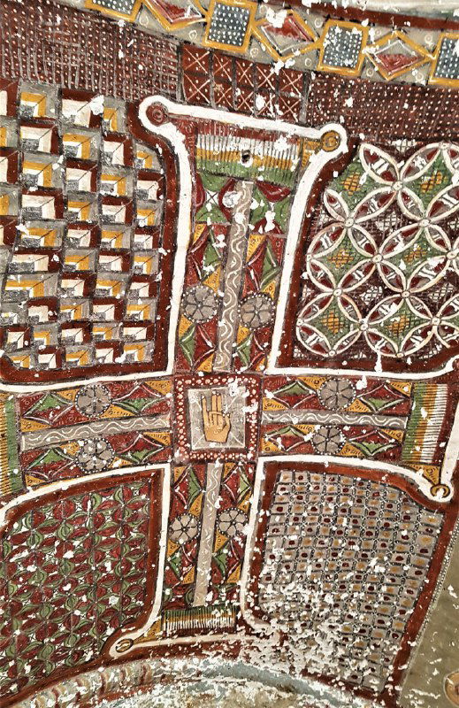 Детальная орнаментальная роспись перекрёстного мотива на потолке пещерной церкви, геометрия и растительные узоры