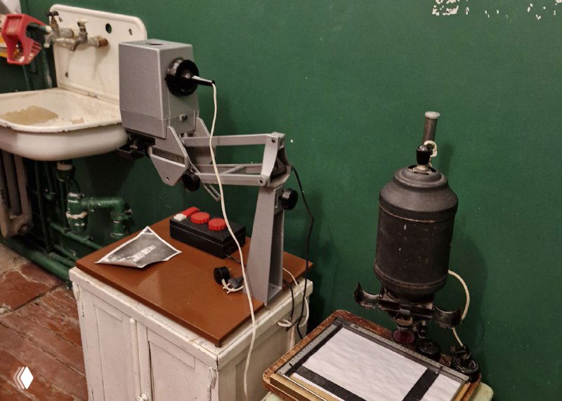 Стенд с оборудованием для печати фотокарточек: фотоувеличитель и прочие ретро-приборы в музее, демонстрирующие технику прошлого