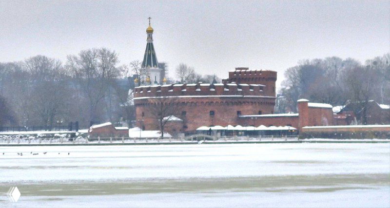 Панорамный вид на Верхний пруд и дальние постройки Кёнигсберга, ледяная поверхность водоёма и смутные контуры набережной.
