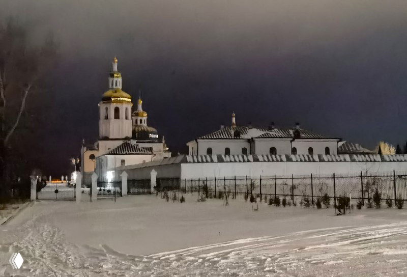 Панорамный ночной снимок монастырского комплекса и окружающей ограды в Абалаке на снегу с приглушёнными огнями и морозным воздухом
