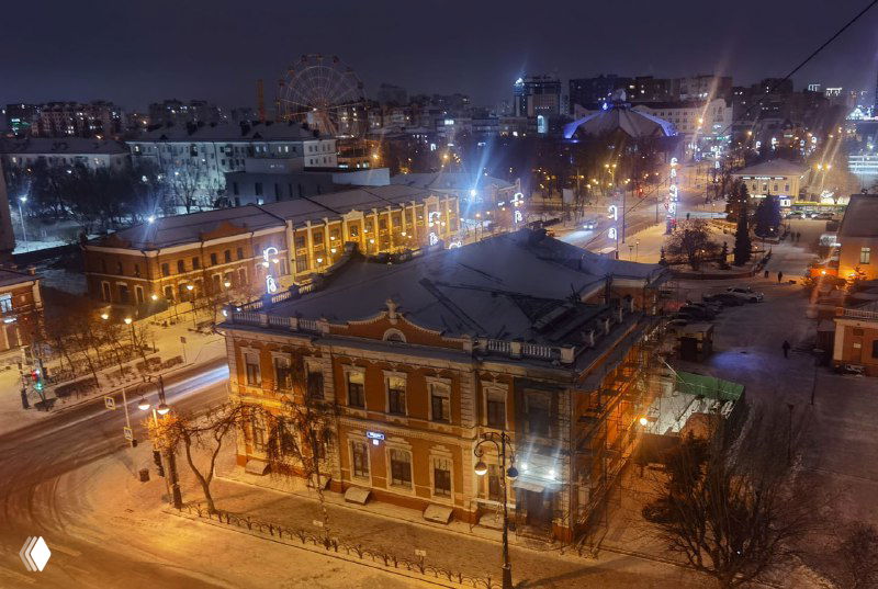 Ночной вид центральной улицы Тюмени с подсветкой зданий и улицы, праздничные огни и городской центр, вид с высоты.