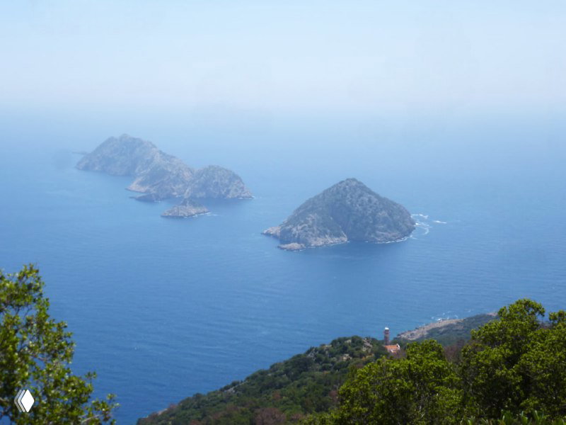 Архипелаг из нескольких небольших скалистых островков у мыса Гелидония, вид с высоты тропы на открытое море и острова.