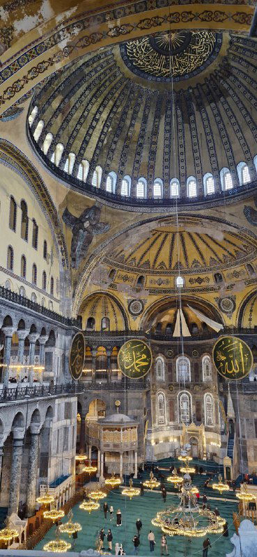 Внутренний вид центрального купола и пространства Святой Софии: арки, колонны, галереи и световые проёмы, создающие ощущение невесомости внутри храма.