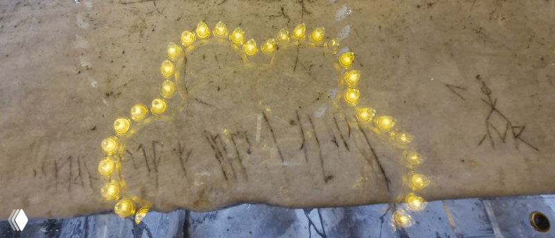 Древняя руническая надпись викинга на мраморном парапете Святой Софии: выцарапанное имя Хальвдан в сочетании с потертостями и следами времени на камне.