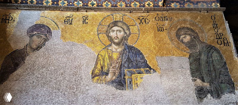 Фрагмент византийской мозаики с изображением Христa и святых в соборе Святой Софии: золотые плитки, частичные утраты и характерная техника византийского мастерства.