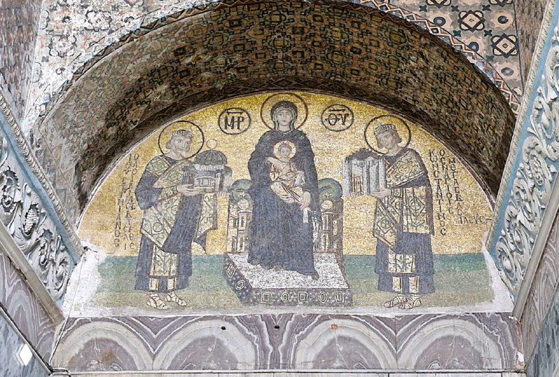 Мозаика Богоматери с младенцем и сопровождающими фигурами в южной галерее Софии, видны позолоченные элементы и тонкая детализация лиц святых.