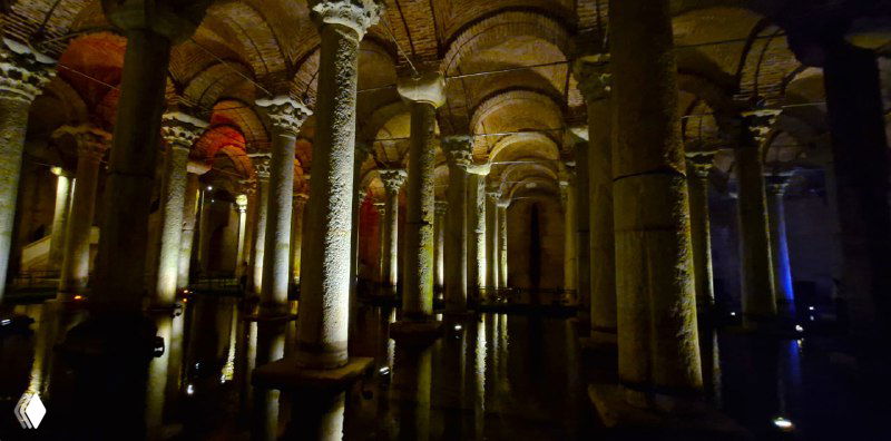 Полумрак и мистическая игра света в Цистерне Базилика: отражения колонн и тёмные глубины зала создают атмосферу подземного дворца.