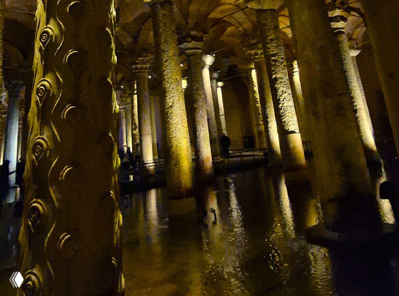 Колонны разного профиля и текстуры в зале Цистерны Базилика, часть которых привезены из античных храмов и образуют зрелищную галерею опор.