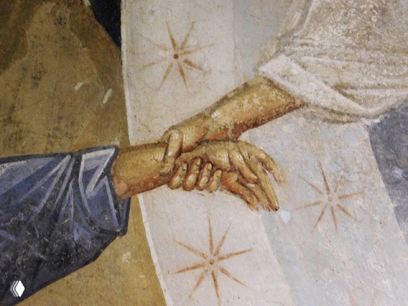 Крупный план рук в фреске церкви Хора: сцена спасения, детально проработанные пальцы и звёздчатый фон в византийской технике.