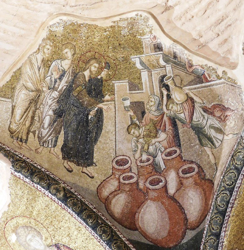 Мозаика Чуда в Кане Галилейской в церкви Хора: Иисус у кувшинов вина, характерные цвета и архитектурные вкрапления византийской сцены.