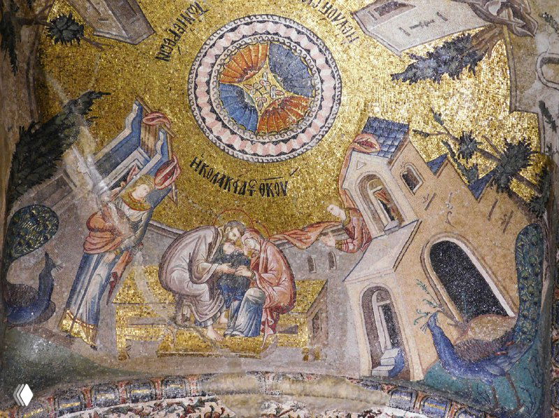 Купольная мозаика и сцены на своде в церкви Хора: золотые фоны, сюжетные фрагменты евангельских историй и архитектурные мотивы.