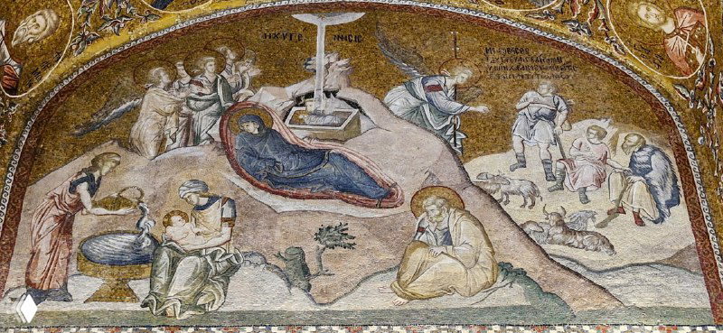 Широкая мозаика с рождественской сценой и окружающими персонажами в нижней части апсиды церкви Хора, тёплые тона и золотой фон.