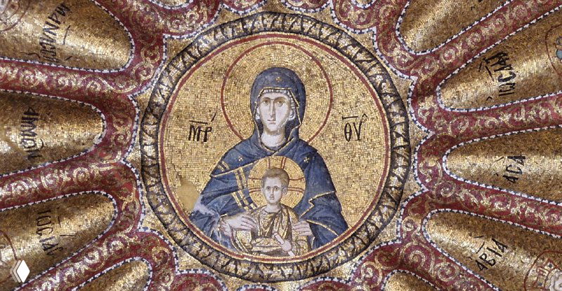 Медальон с Богородицей и младенцем в куполе Хоры: детализированная мозаика, орнамент вокруг и золотой сияющий фон композиции.