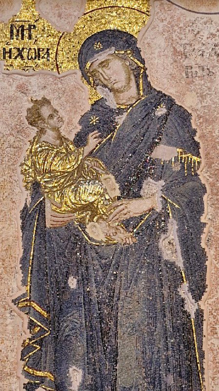 Близкий план фрески Богородицы с Младенцем в церкви Хора: тёмные и золотые краски, выражение лиц и мелкие детали одежды и рук.