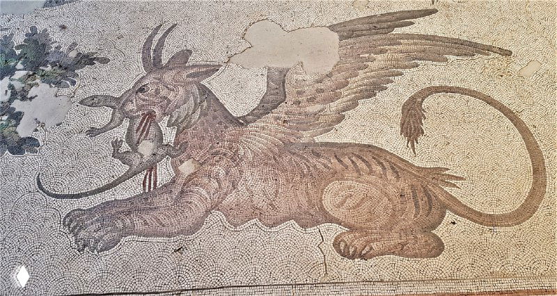 Фантастическая фигура — крылатое звероподобное существо на мозаике из Большого дворца, демонстрирующее мифологические мотивы пола древнего коридора.