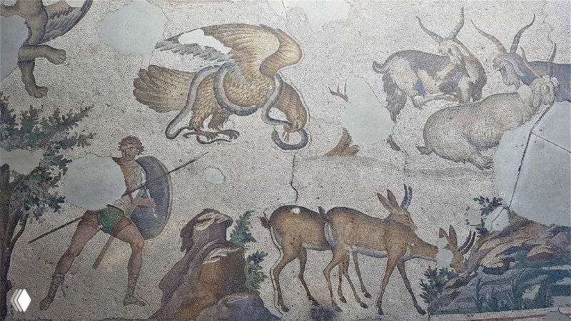 Сцена охоты или пастуший мотив: на мозаике видны люди, птицы и парочка животных в движении — пример живых бытовых зарисовок Большого дворца в Стамбуле.