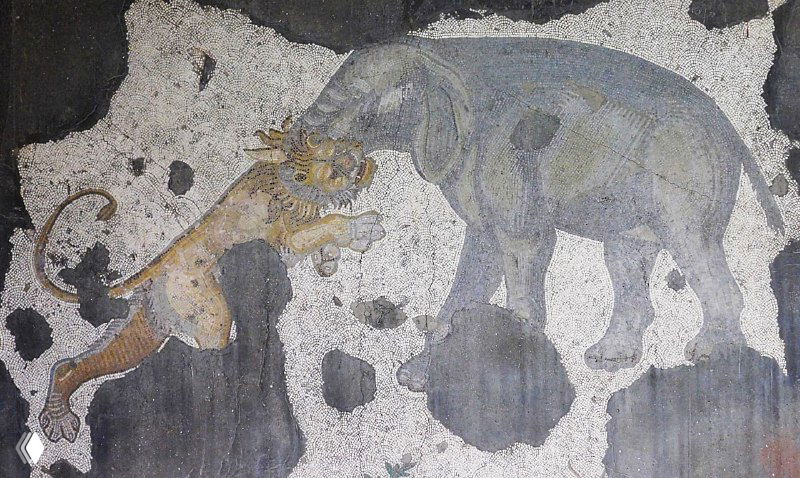 Мозаика с изображением сцены схватки или взаимодействия слона и льва/тигра — декоративный звериный мотив пола дворца, ныне в музее Араста.