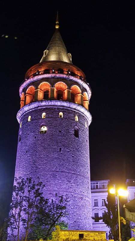 Галатская башня в ночной подсветке: силуэт башни, освещённые окна и декоративная подсветка создают узнаваемый городской образ Стамбула.