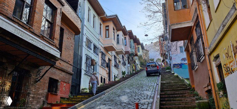 Крутая мощёная лестница в Балате со ступенями и домами по бокам, идеальная для прогулок и фотографий