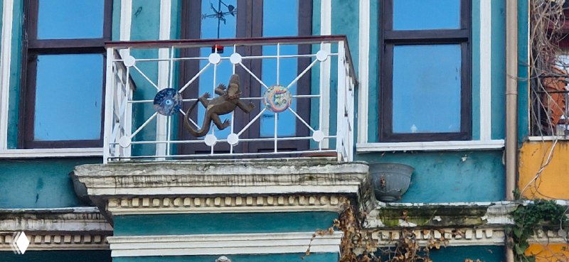 Декоративная деталь балюстрады и резная отделка фасада одного из старых домов в районе Фенер-Балат