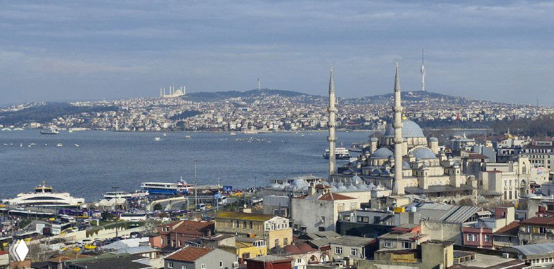 Вид на мечеть и набережную с террасы: минареты, паром и пролив Босфор в кадре, сочетание религиозной и морской панорамы.