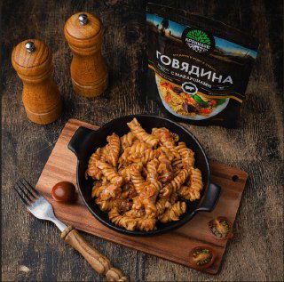 Готовое блюдо в герметичной упаковке и сервировка на доске — визуализация тяжёлых, но сытных продуктов бренда «Кронидов» для тех, кто предпочитает плотный рацион.