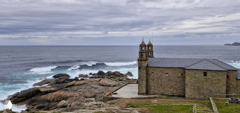 Каменный прибрежный храм и суровое океанское побережье Галисии: побережье и скалы рядом с маршрутами Камино у Атлантики.