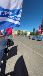 Фрагмент финишной зоны с брендированными флагами и ограждениями на мероприятии в Ярославле; видны элементы организованной спортивной инфраструктуры.