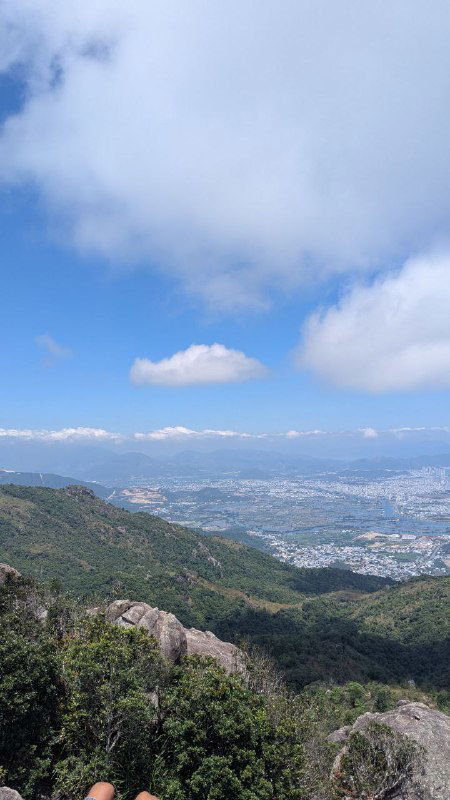Широкий горный пейзаж с видом на долину и небо, кадр подчёркивает масштаб местности и красоту природы вокруг Нячанга и окрестностей.