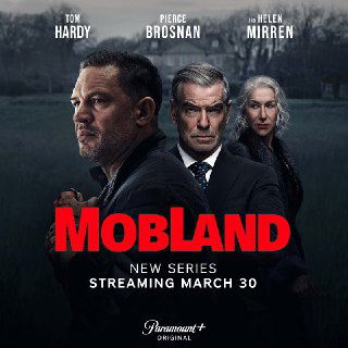 Промо-постер сериала Mobland/«Гангстерленд»: крупные портреты Тома Харди, Пирса Броснана и Хелен Миррен на тёмном фоне, красный логотип названия и атмосфера криминальной драмы в британском стиле.
