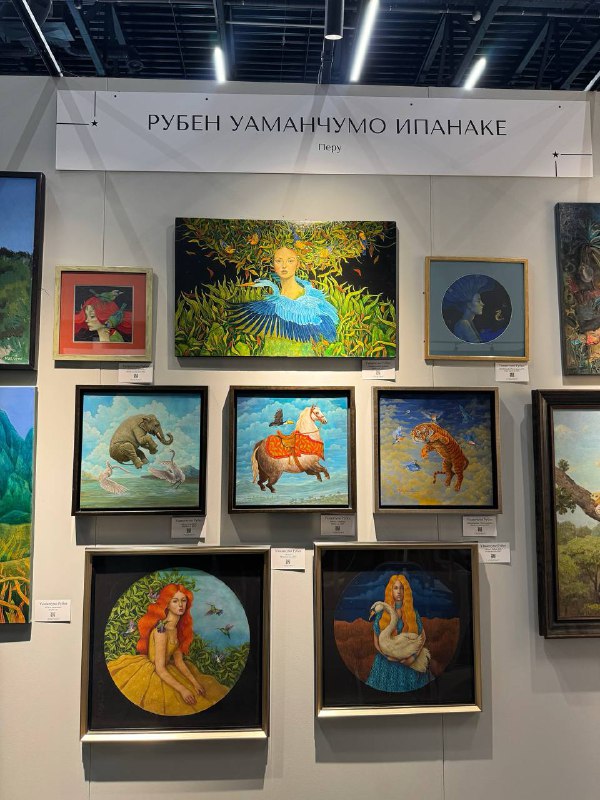 Ряд небольших живописных работ в рамках, собранных в сетку на стене; в центре яркая картина с растительным мотивом и героем-женщиной.