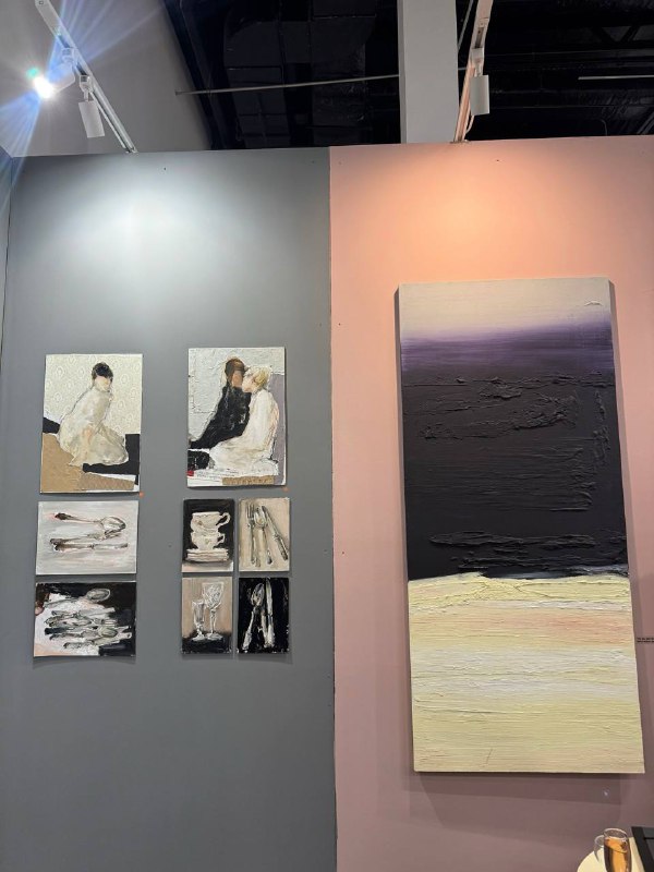 Вертикальное панно рядом с композицией из нескольких чёрно-белых и миниатюрных работ, акцент на контрасте фактур и форм.