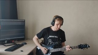 Алексей в наушниках играет ритм‑гитару в домашней студии у монитора с открытой DAW — кадр превью видео кавера «Hate Me».