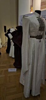 Экспозиция платьев и оформленных манекенов в зале форума, демонстрация коллекций и элементов дизайна, выставочный стенд внутри Таврического дворца.