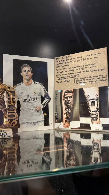 Витрина с фотографиями, записками и предметами коллекционирования: автографы, снимки и макеты, представленные аккуратно на полках.