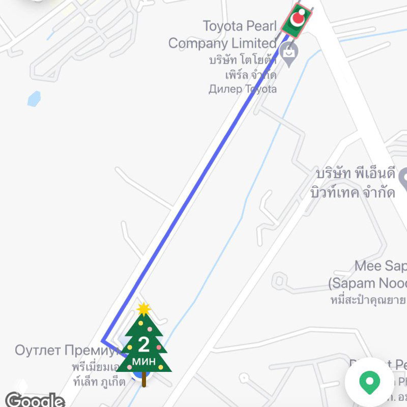 Скриншот карты маршрута от аэропорта на Пхукете: синий маршрут, маркер прибытия и праздничная иконка рядом с точкой — демонстрация пути и парковки.