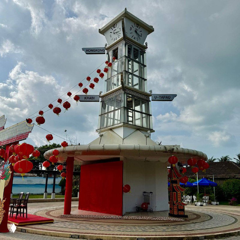 Архитектурная деталь и часы на открытой территории аэропорта Самуи, красочные фонари и ориентиры в зоне ожидания под открытым небом.
