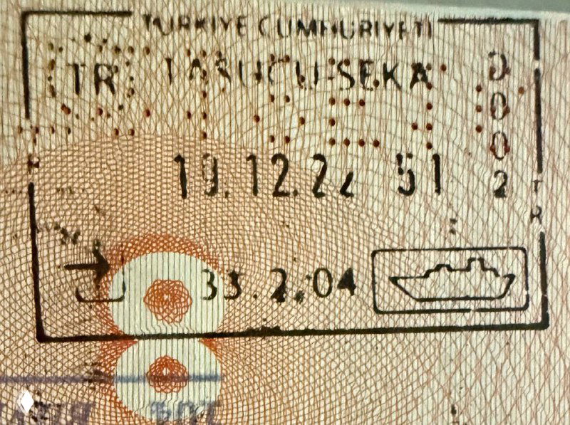 Оттиск штампа о пересечении границы ТРСК в паспорте с датой и пиктограммой парома — документальная иллюстрация маршрута через паром из Турции.