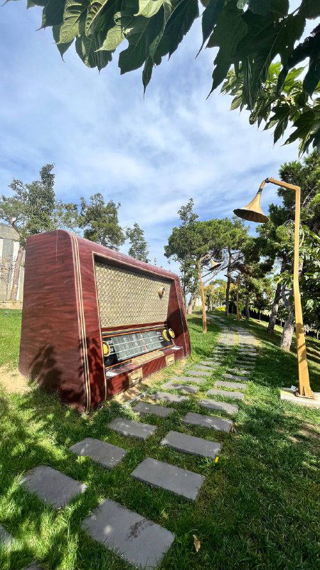 Маленькие музыкальные инсталляции и декоративные предметы на зелёной лужайке острова, дорожки и зелень для прогулок и пикников.