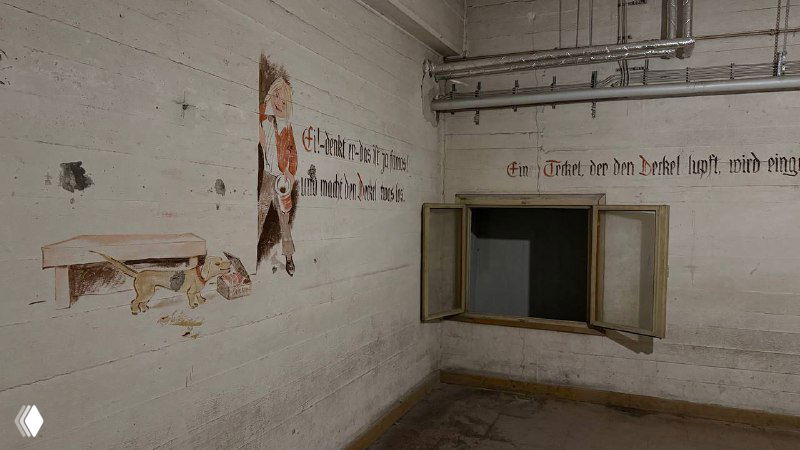 Внутреннее помещение бункера или убежища в Темпельхофе: бетонные стены, частично сохранившиеся рисунки и технологические ниши.