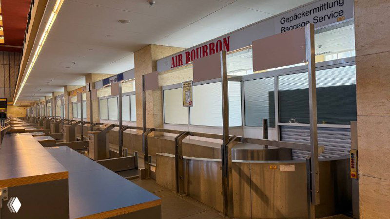 Ряды старых стойек регистрации и турникетов в терминале Темпельхофа — ощущение ретро-аэропорта и пустоты после закрытия.