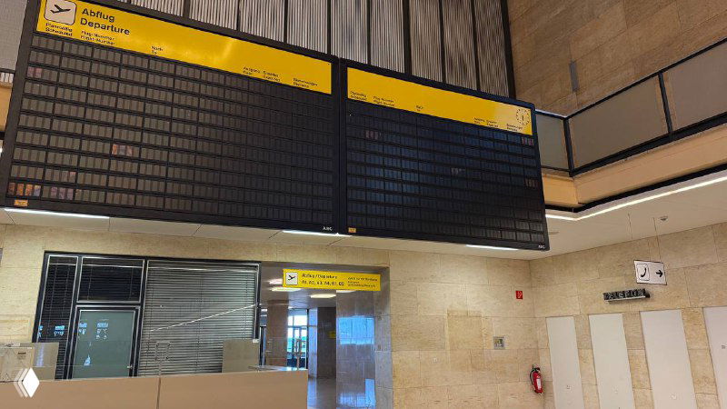 Табло вылетов в бывшем терминале Темпельхофа над входом в зал с указателями — старомодный стиль информационного табло.