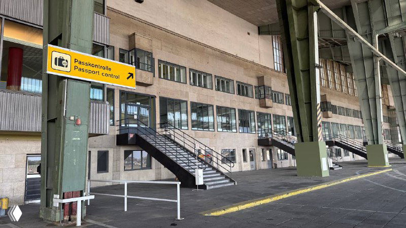 Подкрыльная зона с опорными металлоконструкциями и тротуарами у перрона Темпельхофа, технический вид летного поля и доступа к ангару.