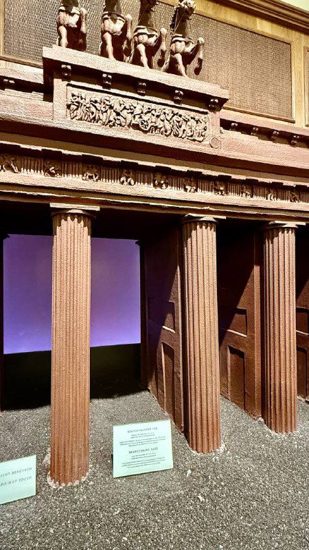 Экспозиция в доме Rausch: миниатюрная архитектурная композиция, напоминающая Бранденбургские ворота внутри шоколадной выставки музея.