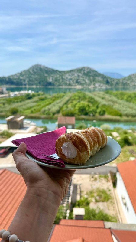 Трубочки с белковым кремом у Неретвы — придорожное кафе