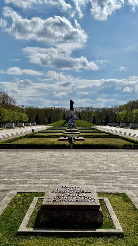 Панорамный вид центральной композиции мемориала: террасы, памятные плиты и аллея, ведущая к монументу на дальнем плане в ясную погоду.